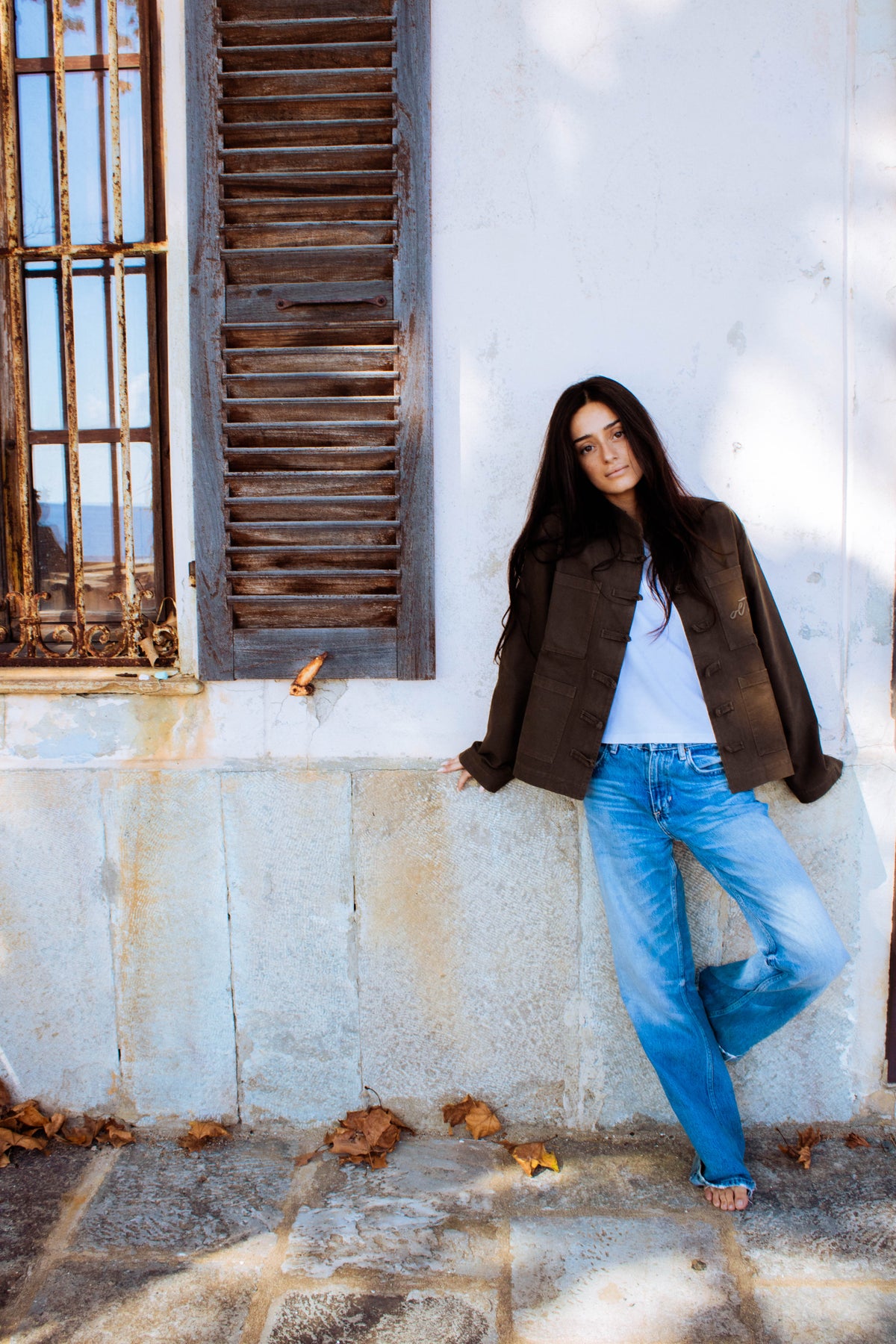 Femme portant un bleu de chine corse
